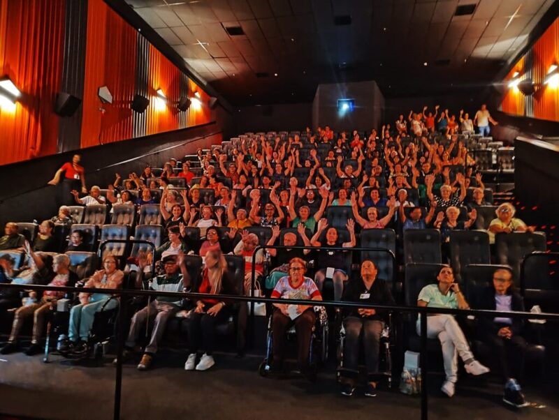 Shopping Pátio Pinda recebe idosos para sessão de cinema especial
