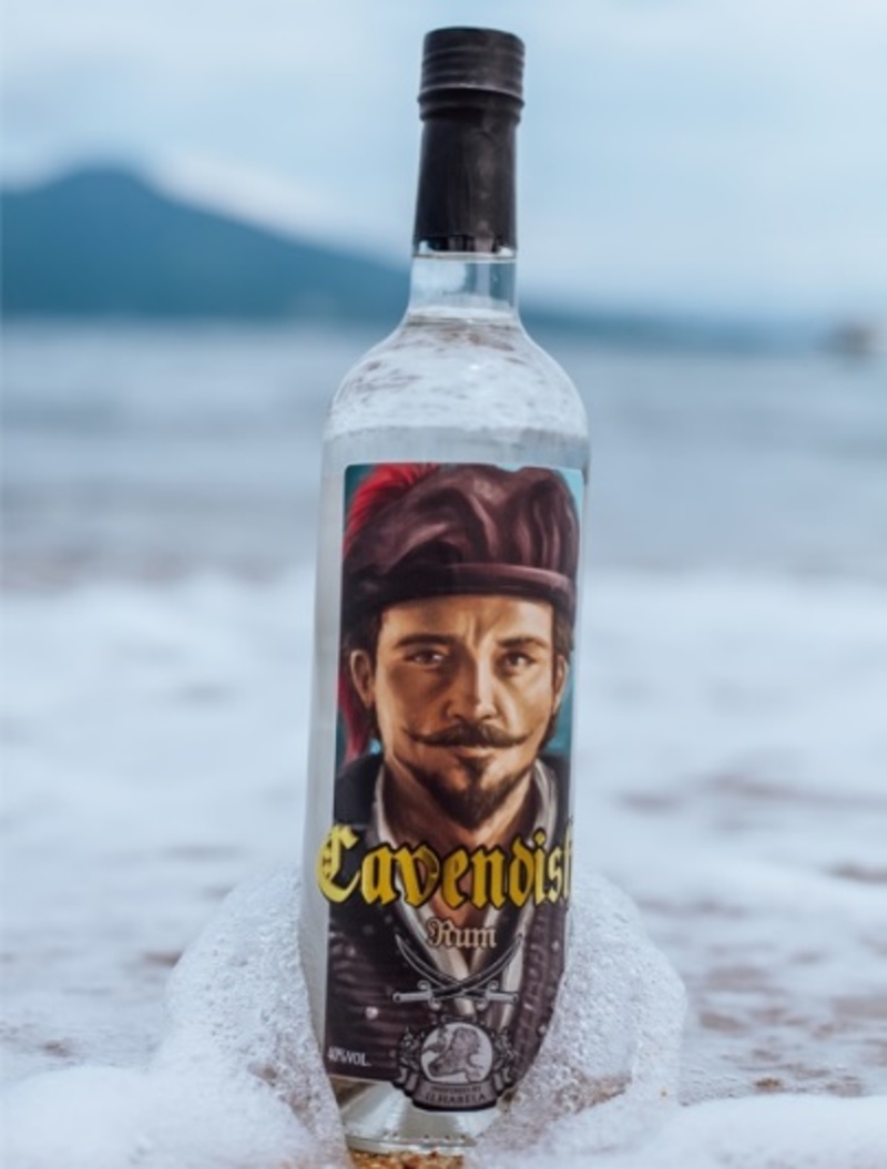 Empreendedor cria rum inspirado em história contada pelo pai sobre pirata inglês que fez história no litoral norte e cria passeio de barco por Ilhabela para contar história da bebida
